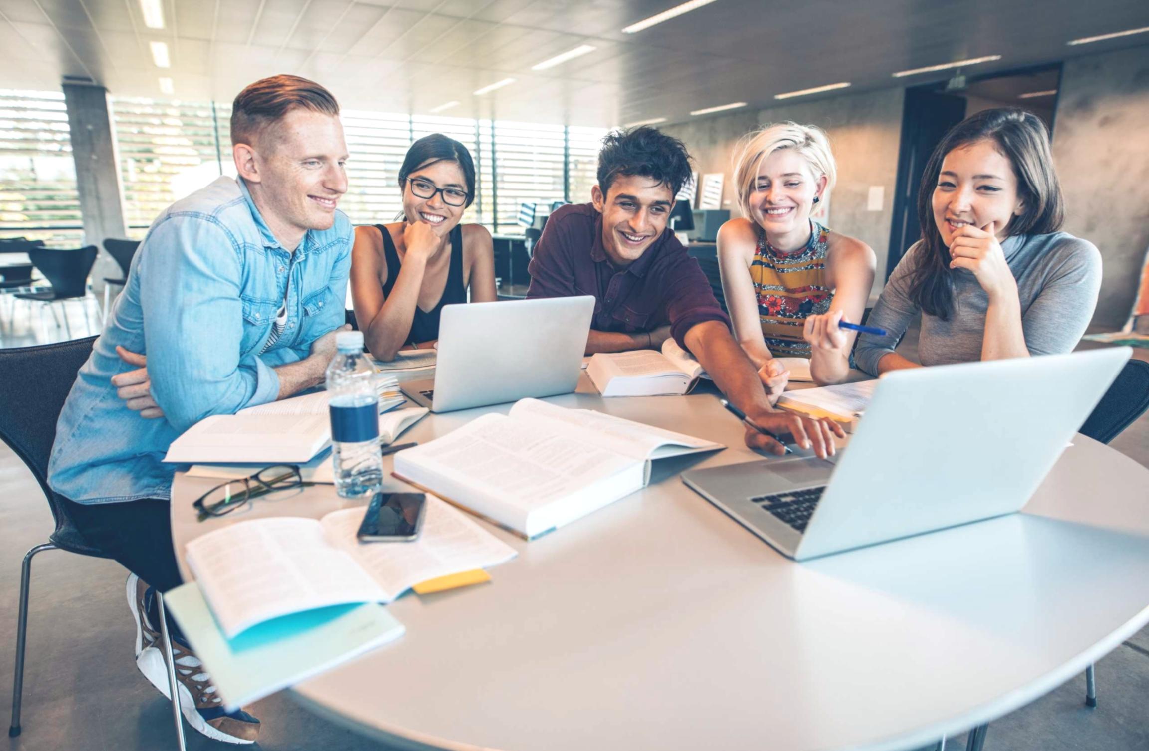 Análisis técnico de código y configuración de servidor para optimización SEO